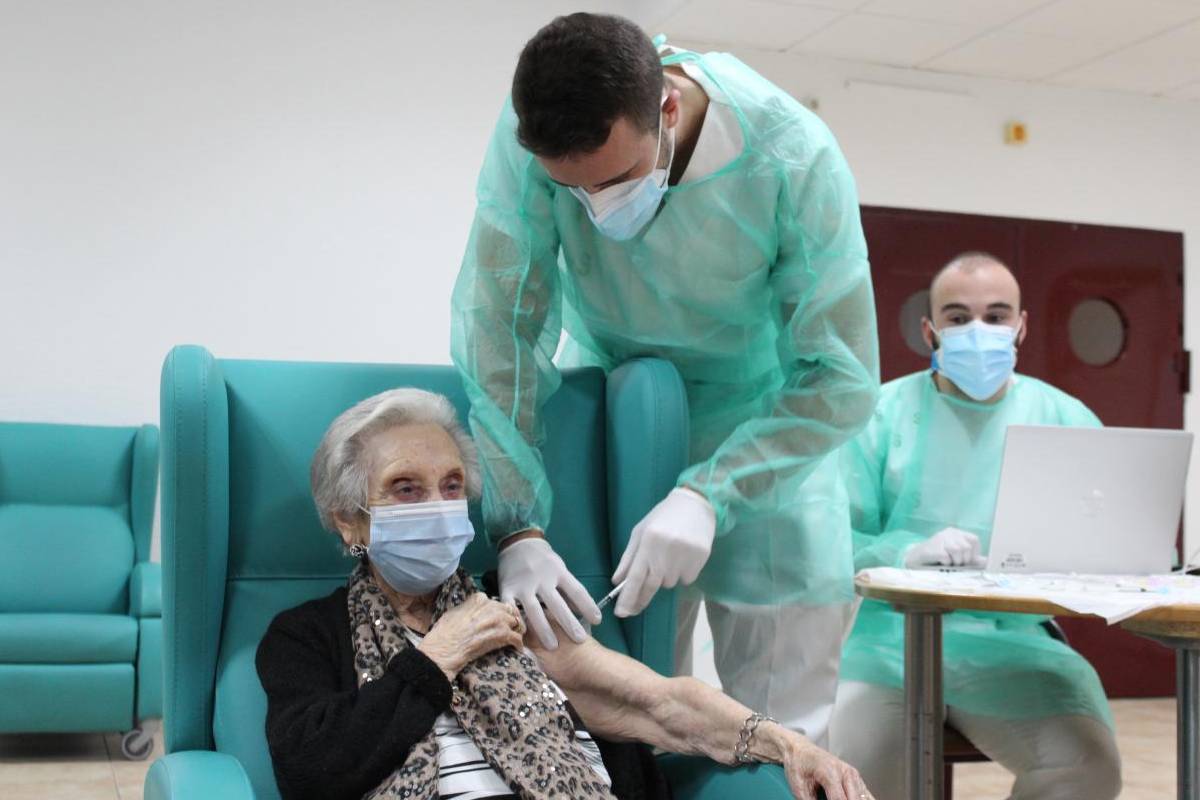 Una anciana siendo vacunada en una residencia de Castilla-La Mancha (Foto: Sescam)